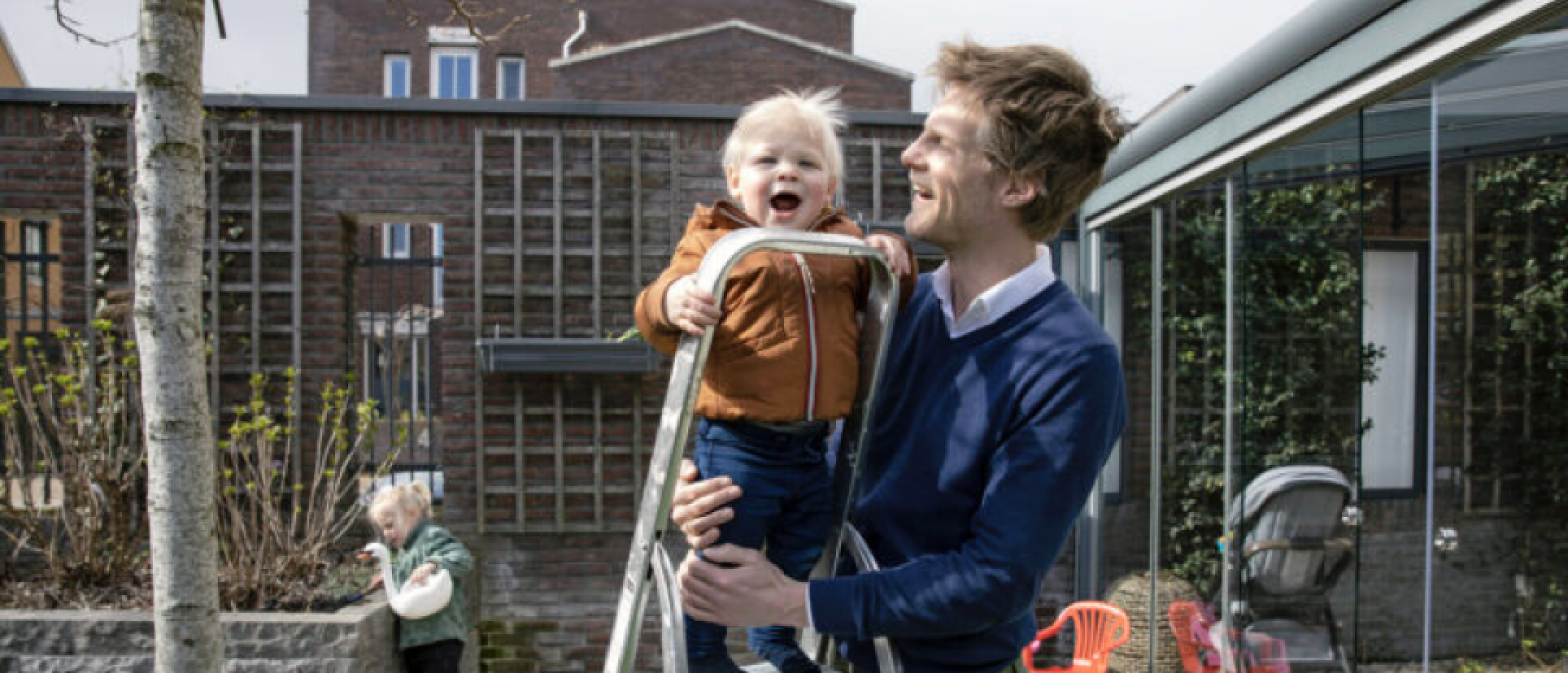 De stadstuin van presentator Wieger Hemmer (38) staat vol met bloeiende planten.